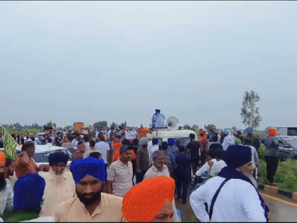 अंबाला अनाज मंडी में प्रदर्शन कर रहे किसानों को पुलिस ने हिरासत में लिया